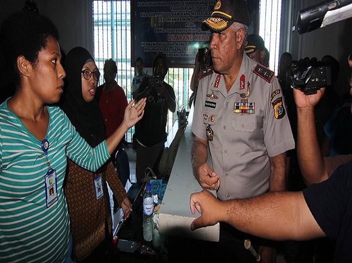 Kapolda Papua, Irjen Pol. Drs. Paulus Waterpauw, M.Hum, meminta keterangan dua petugas Lapas Abepura yang diserang para narapidana dan tahanan sebelum kabur dari Lapas Abepura, kemarin (8/1).