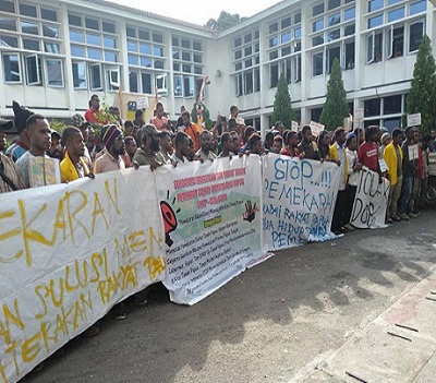 (Aksi demo penolakan pemekaran DOB Papua Tengah di DPR Papua, Jayapura)