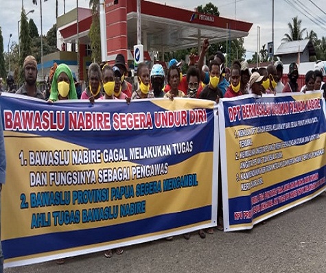 Sambangi Kantor Bupati Nabire, Massa Pendukung Paslon Nomor 3 Pertanyakan Penggantian RT & Kepala Kampung Jelang Pilkada