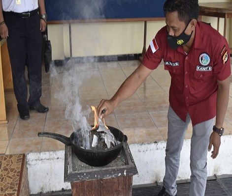 Satres Narkoba Polres Nabire Musnahkan Barang Bukti 274.47 Gram Ganja