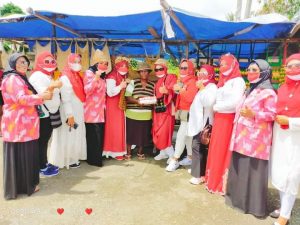 (Penyerahan ke mama-mama penjual noken di Oyehe)