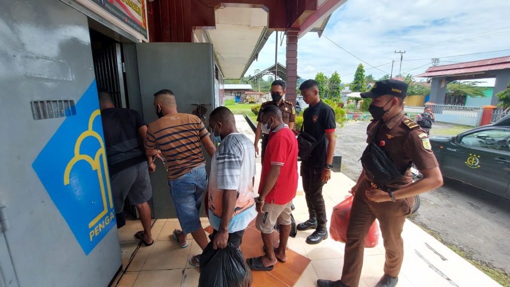 Dua Terpidana Penjualan Amunisi Senpi dan Dua Terpidana Pembakaran Pesawat Dieksekusi Kejari Nabire