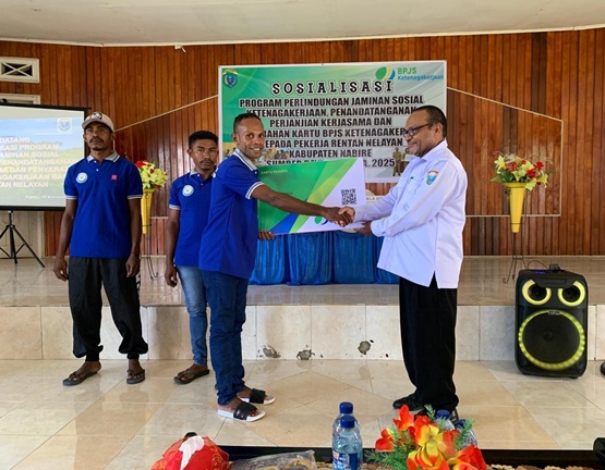 (Kepala Dinas Perikanan menyerahkan BPJS Ketenagakerjaan secara simbolis kepada salah satu perwakilan nelayan)