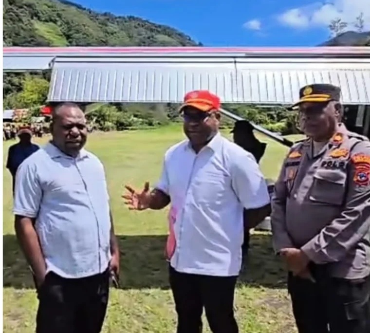 Bupati Intan Jaya Salurkan Dana Desa dan Sembako di Hitadipa Jelang Natal