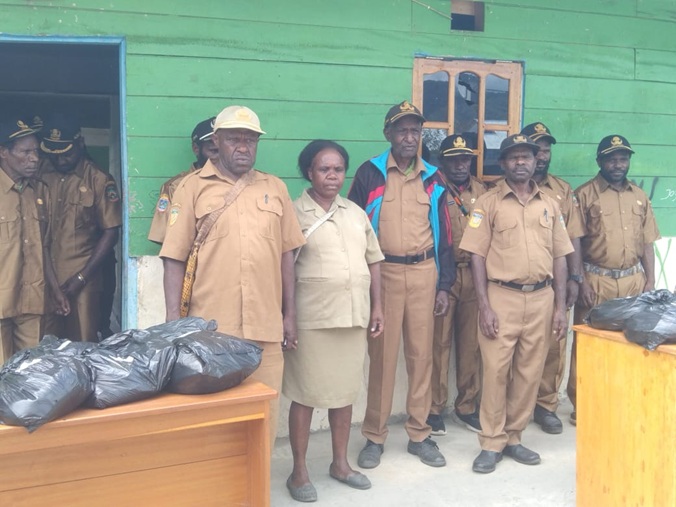 DLH Dogiyai Berbenah 2026, 130 ASN Terima Pakaian Dinas, Ini Pesan Kadin Agustinus Goo