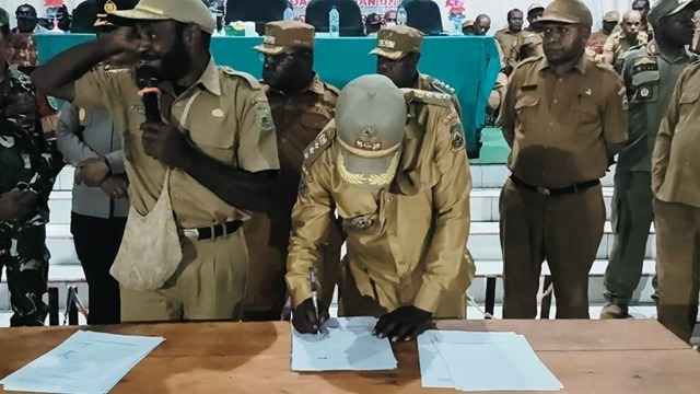 Bupati Dogiyai Keluarkan Instruksi Keras, Miras dan Pemalangan Jalan Dilarang Total