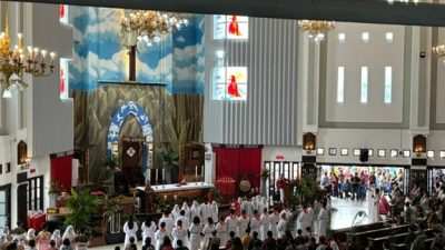 (Misa Minggu Palma di Gereja Katedral Tiga Raja Timika)