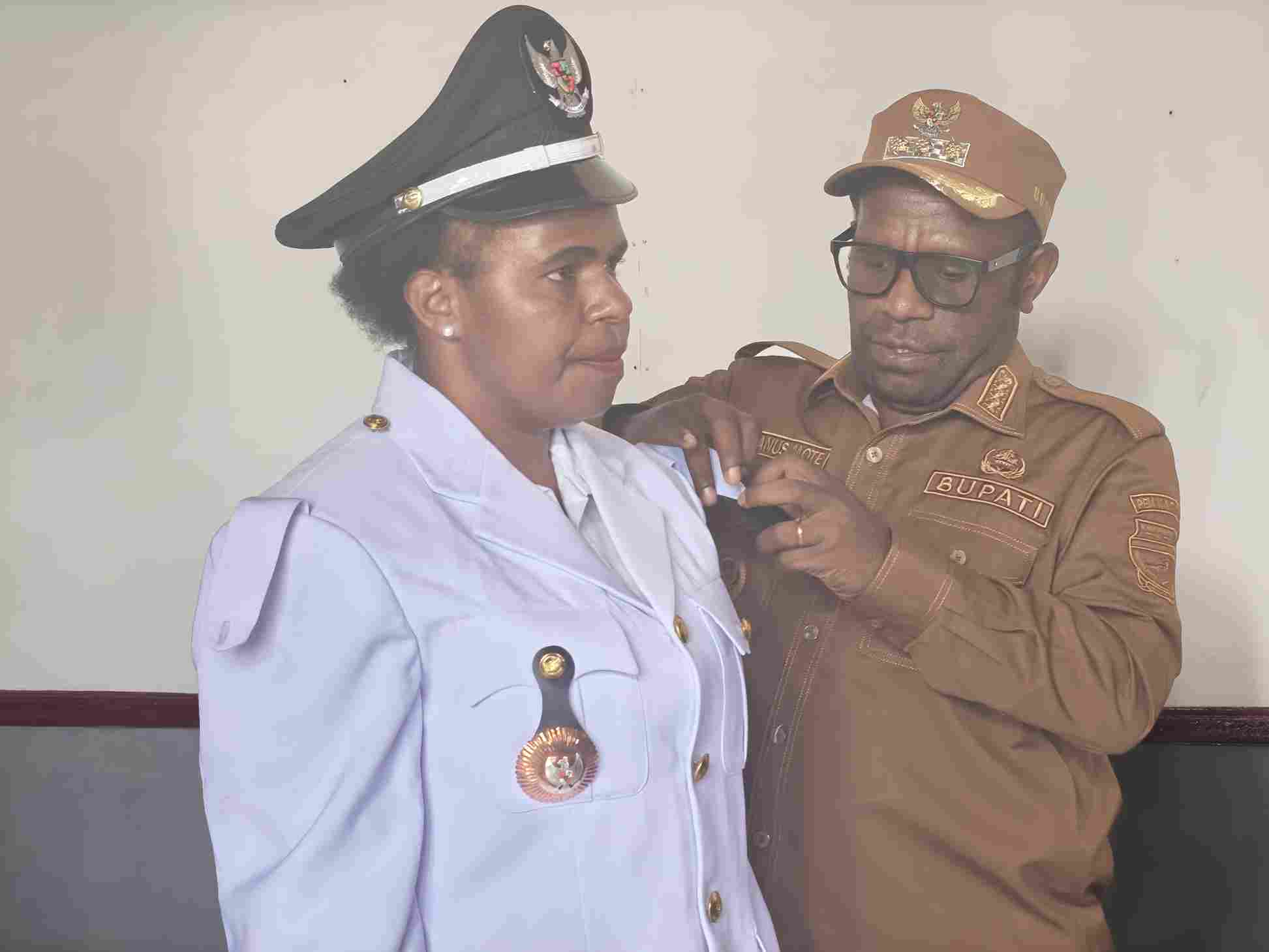 Bupati Deiyai Melkianus Mote Lantik Beatriks Waine sebagai Pj Kepala Kampung Wagomani