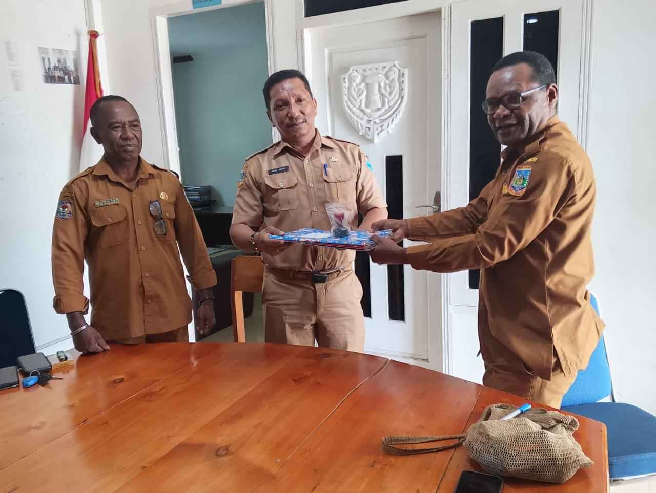 Sertijab Kadis Kominfo Nabire, Yermias Degei Resmi Serahkan Jabatan ke Wenzist Lamere