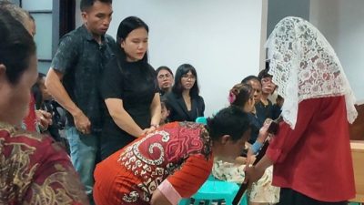 (Hujan Lebat Tak Halangi Umat Hadiri Jumat Agung di Katedral Mimika)