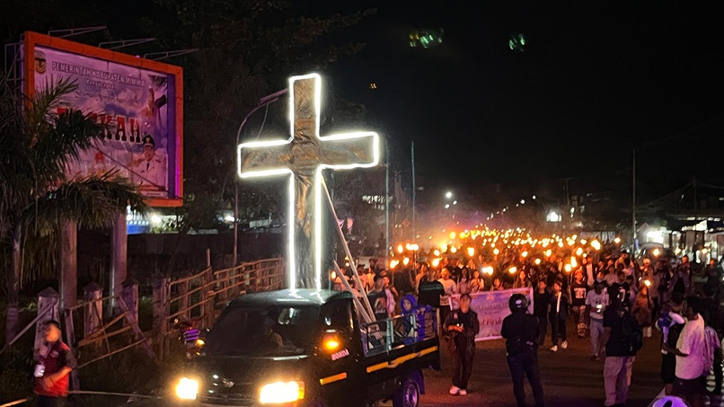 (Ribuan Umat Kristiani Mimika Ikuti Pawai Obor Sambut Fajar Paskah)