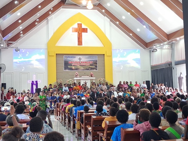 (Ribuan Jemaat Padati GKII Getsemani Nabire Rayakan HUT ke-64)