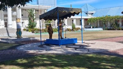 (Bupati Nabire, Mesak Magai saat memimpin Apel Gabungan ASN)