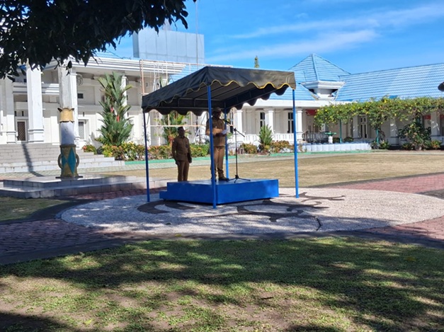 (Bupati Nabire, Mesak Magai saat memimpin Apel Gabungan ASN)