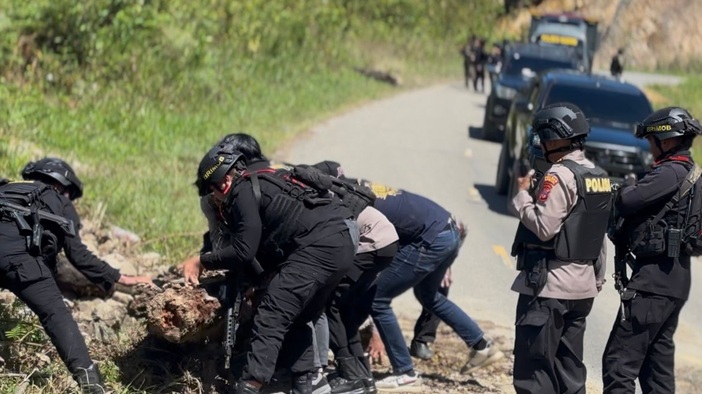 (Patroli Gabungan Polres Dogiyai Bersihkan Palang Jalan, Akses Warga Kembali Normal)