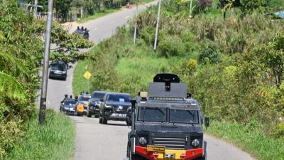 (Kapolres Dogiyai Pimpin Langsung Patroli Pengawalan Truk Lintas di Moanemani)