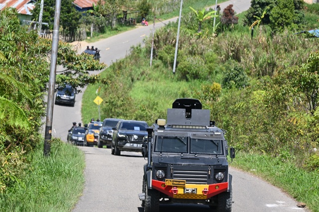(Kapolres Dogiyai Pimpin Langsung Patroli Pengawalan Truk Lintas di Moanemani)