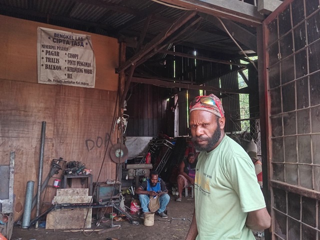 Wenas Pigome Buktikan Anak Papua Bisa Mandiri Lewat Bengkel Las di Nabire