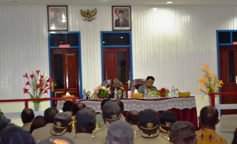 Bupati Paniai Hengki Kayame, SH.MH, Sekda Paniai, Ir. Petrus Tangke Rombe, saat memberi arahan kepada Kepala Distrik dan Kampung