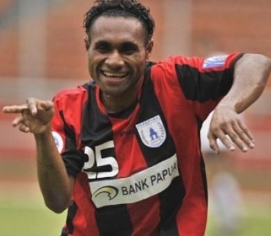 titus-bonai-persipura_20141202_233806
