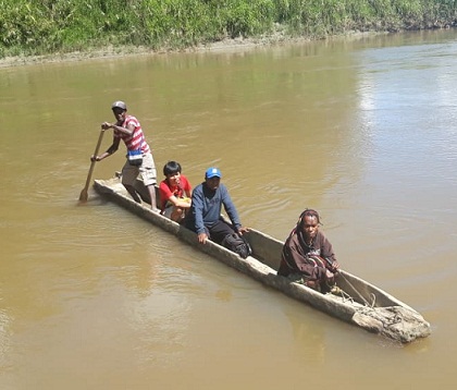 (Membelah Sungai Baliem dengan perahu milik Suku Dani)