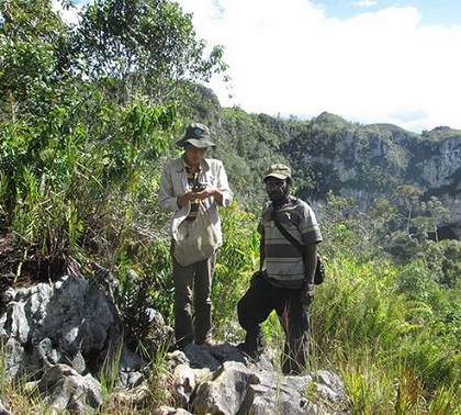 (Peneliti Balai Arkeologi Papua, Hari Suroto, saat melakukan penelitian di Mamberamo Tengah, Papua)