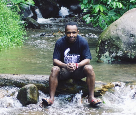 Anak Muda Papua & Pena di Para-Para Kopi Kang Uwigou Anak Muda Papua & Pena di Para-Para Kopi Kang Uwigou