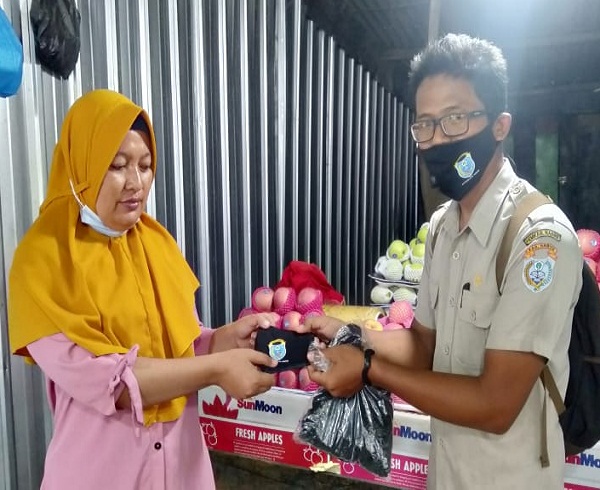 Bapenda Nabire Bagikan Masker Kepada Para Pedagang di Pantai Nabire Bapenda Nabire Bagikan Masker Kepada Para Pedagang di Pantai Nabire