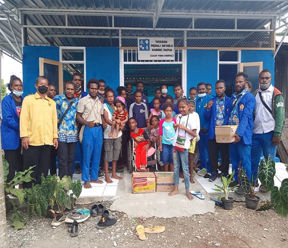 Peringati HUT ke-59, Mahasiswa UPP PGSD Nabire Baksos ke Yayasan Siloam & Yayasan Difabel Nabire