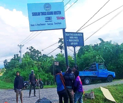 Pendirian Papan Nama Baru Kampus STAK Nabire
