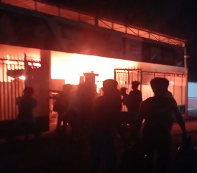 Kebakaran Hebat Timpa Toko Sembako di Kampung SPA Distrik Wanggar Nabire