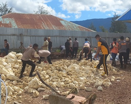 TNI-Polri Sinergi Kerja Bakti di Gereja GKI Yudea Waghete Deiyai