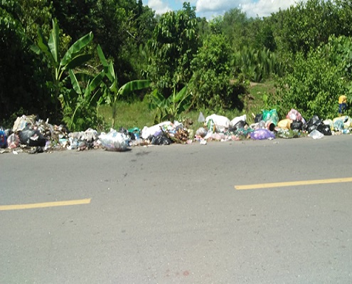 Warga Keluhkan Tumpukan Sampah di Pinggir Jalan Hingga Areal Kuburan Kalibobo Nabire