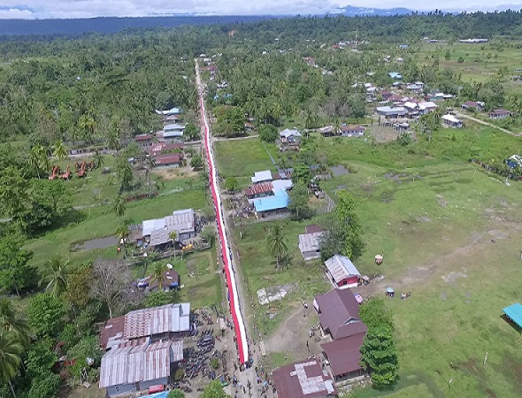 Berita Foto : Pembentangan Bendera Merah Putih 1.000 Meter di Kampung Bumi Mulia Nabire