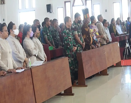 Bupati Nabire & Jajaran Yonif RK 753/AVT Hadiri Misa Perdana Pastor Emanuel Richardus Buang Lela