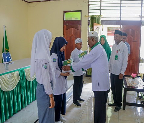 Penyerahan Beasiswa Bagi 3 Siswa yang akan Mewakili Nabire di Kompetisi Sains Madrasah Nasional