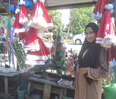 Mengintip Pernak-Pernik Natal di Pasar Buton samping Bukit Barisan Nabire