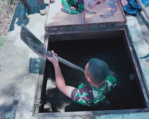 Anggota Koramil 1705-06/Mapia Ikut Karya Bakti Pembersihan Bak Penampungan Air di Kampung Bomomani