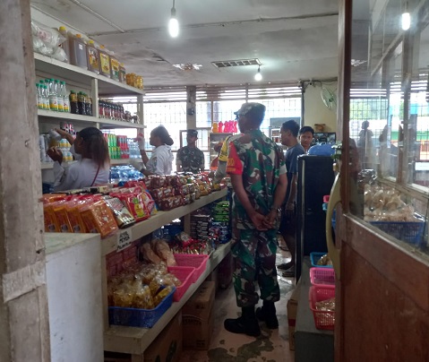 TNI/Polri dan Dinkes Razia Makanan dan Minuman Kadaluarsa di Warung Maupun Kios di Distrik Siriwo