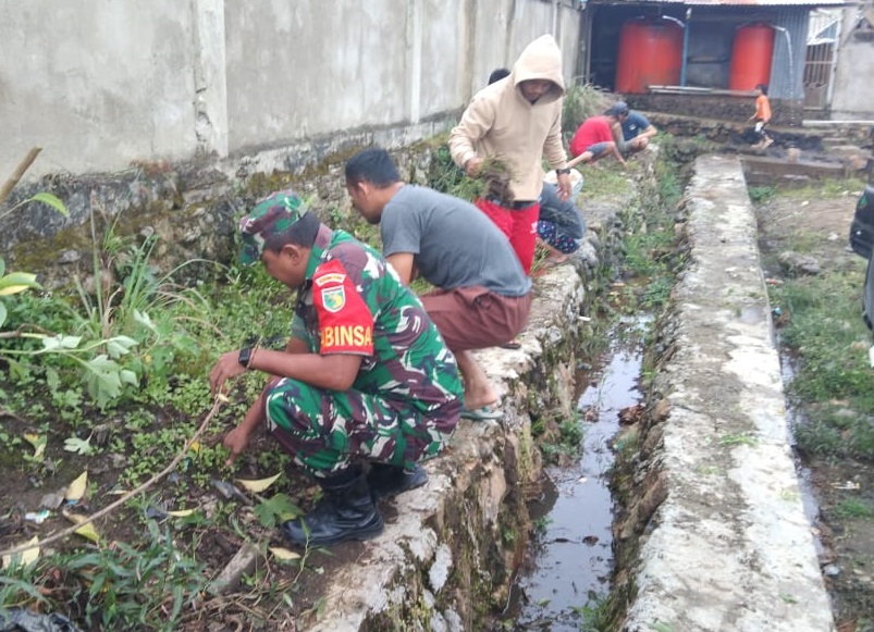 Babinsa Koramil 1705-06/Mapia Gotong Royong Bersihkan Lingkungan 