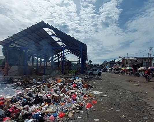 Sampah di Terminal Oyehe Nabire Mulai Menumpuk dan Berserakan