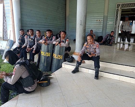 Aparat Polres Nabire Dibackup Polsek Nabire Kota Amankan Aksi Unjuk Rasa di DPRD 