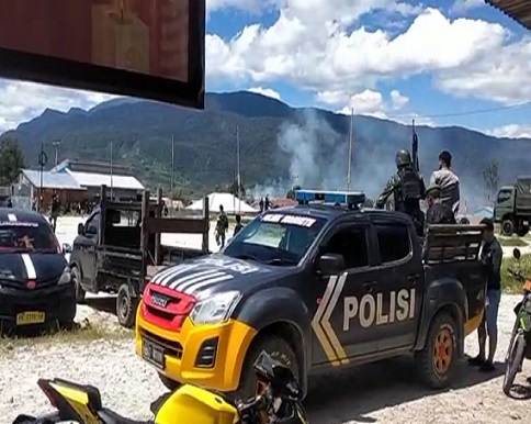 Aparat TNI/Polri Bubarkan Pertikaian antar Warga di Lapangan Thomas Adii Kabupaten Deiyai