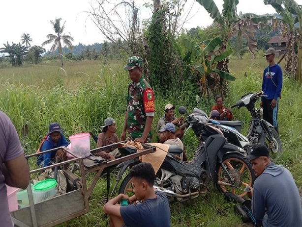 Melalui Metode Komsos, Babinsa Napan Pupuk Hubungan Baik Dengan Warga Kampung Legari Jaya