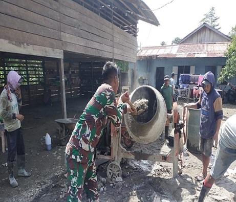 Implementasikan 8 Wajib TNI, Babinsa Nabire Bantu Cor Lantai Rumah Warga di Distrik Yaro