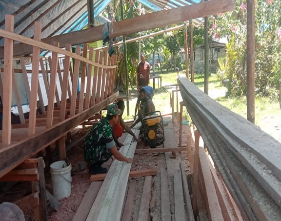 Babinsa Koramil 1705-02/Napan Bantu Warga Kampung Wainami Buat Perahu