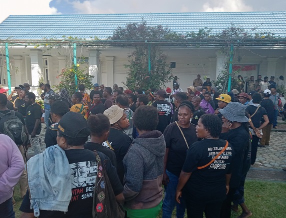 Massa Honorer K2 Duduki Kantor Bupati Nabire