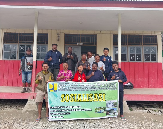 Sosialisasi Pembangunan Sanitasi di Empat Sekolah di Intan Jaya, Henes Sondegau Bantu Bangun MCK