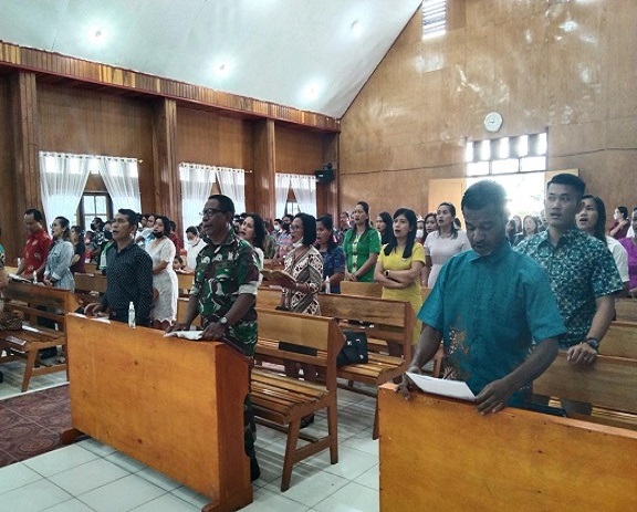 Anggota Koramil Moanemani bersama Masyarakat Melaksanakan Ibadah Minggu di GKI Koinonia