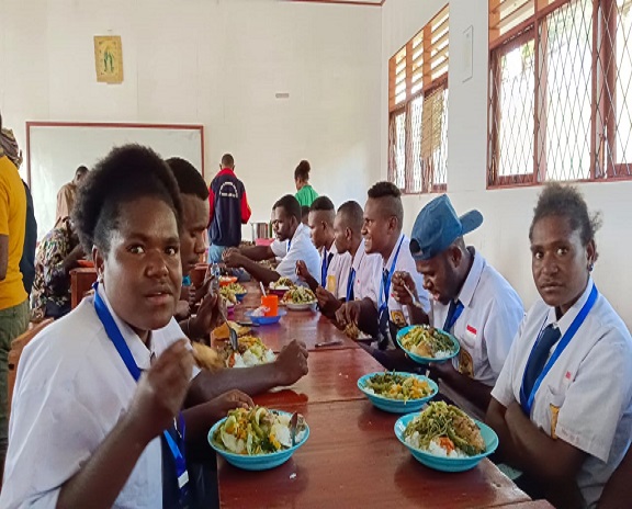 Akhiri Ujian Sekolah, SMP YPPK Santo Fransiskus Asisi Bilogai Gelar Acara Makan Bersama